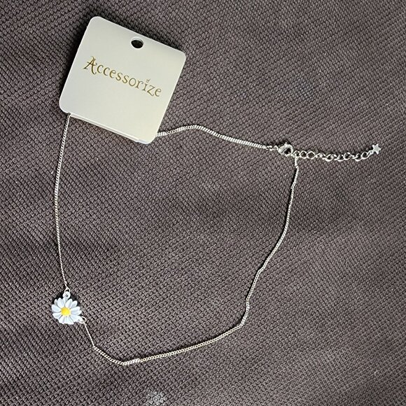 NWT Accessorize Daisy On A Chain Necklace - Picture 2 of 14